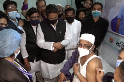 বরিশালে প্রথম দিন করোনার টিকা নিতে ৮৭৭ জনের রেজিস্ট্রেশন 