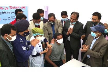 শরীয়তপুরে করোনার টিকাদান কার্যক্রমের উদ্বোধন