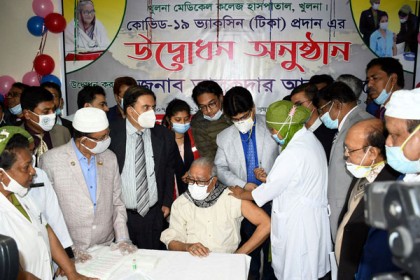 খুলনায় সর্বপ্রথম করোনার
টিকা নিলেন কেসিসি মেয়র