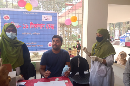 কালিয়াকৈরে করোনার টিকা দেওয়া শুরু 