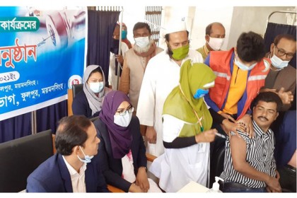 ফুলপুরে করোনার টিকাদান কার্যক্রমের উদ্বোধন