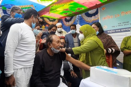 
পঞ্চগড়ে করোনার প্রথম টিকা নিলেন এমপি প্রধান 