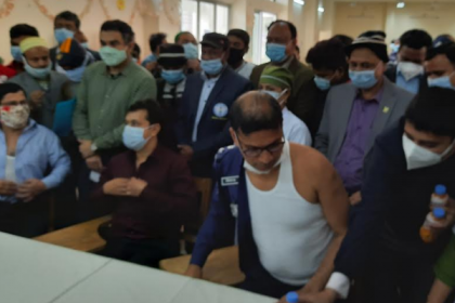 মানিকগঞ্জে করোনার টিকা নিলেন ডিসি, এসপি ও সিভিল সার্জন