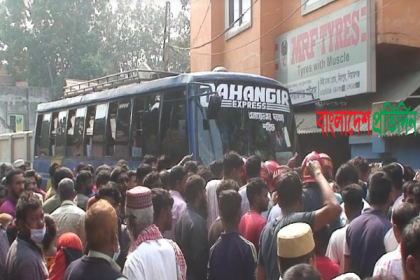 বাস-ট্রাকের মাঝখানে চাপা পড়ে দুই সন্তানসহ অন্তঃসত্ত্বা শিক্ষিকা নিহত