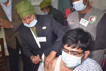 মেহেরপুরে করোনার প্রথম টিকা নিলেন জেলা প্রশাসক 