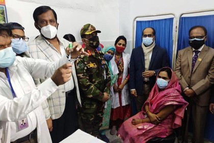ডিএনসিসিতে করোনার টিকাদান কার্যক্রমের উদ্বোধন