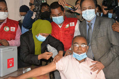 রংপুরে করোনার ভ্যাকসিন প্রয়োগ শুরু