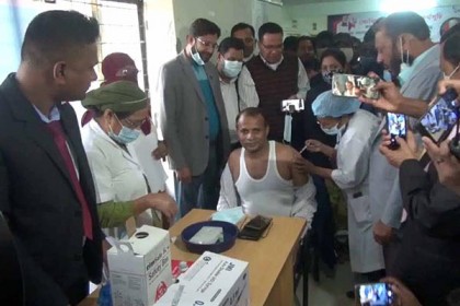 ঝালকাঠিতে করোনার প্রথম ভ্যাকসিন নিলেন জেলা প্রশাসক
