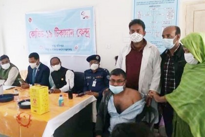 লাকসামে প্রথম টিকা নিলেন পরিবার পরিকল্পনা কর্মকর্তা
