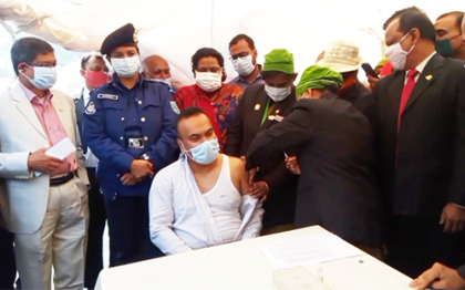 করোনার টিকা নিলেন লালমনিরহাট জেলা প্রশাসকসহ ১০৫ জন