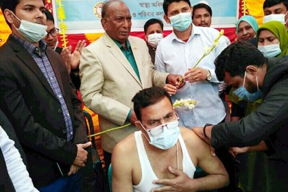করোনার টিকা গ্রহণকারীদের শাড়ি-লুঙ্গি দিলেন এমপি