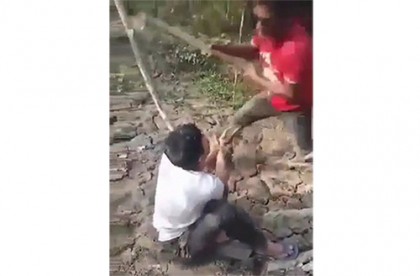 যুবককে গাছে বেঁধে নির্যাতন