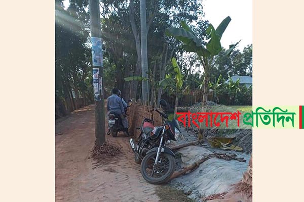 রাস্তার মাঝে বিদ্যুতের খুঁটি, দুর্ঘটনার আশঙ্কা