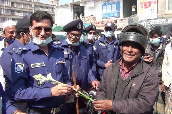 কাগজ ঠিক থাকলে ফুলেল শুভেচ্ছা, না থাকলে মামলা