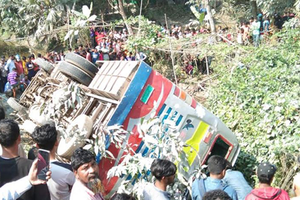 চাঁদপুরে যাত্রীবাহী বাস খাদে পড়ে দুই নারীর মৃত্যু