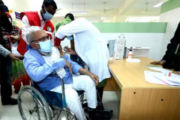 সিলেটে দ্বিতীয় দিন টিকা নিলেন ১২০০ নারী-পুরুষ

