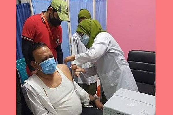 টিকা নিলেন বিএনপি নেতা ব্যারিস্টার মাহবুব উদ্দিন খোকন 

