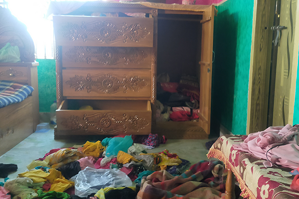 গৃহবধূকে ধর্ষণের হুমকি দিয়ে ডাকাতি 
