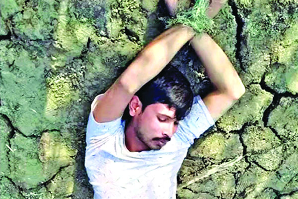 পটুয়াখালীতে যুবককে বেঁধে নির্যাতনের ভিডিও ভাইরাল