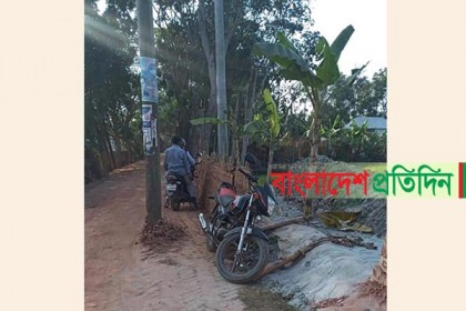 রাস্তার মাঝে বিদ্যুতের খুঁটি, দুর্ঘটনার আশঙ্কা
