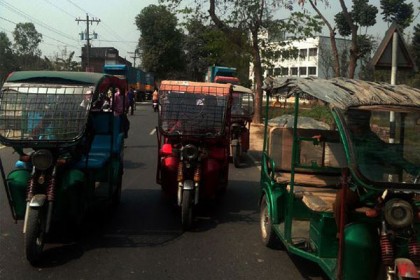 দিনাজপুর মহাসড়কে অবৈধ যানবাহনের অবাধ বিচরণ 

