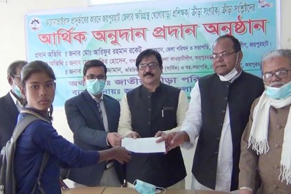জয়পুরহাটে ক্রীড়া সংশ্লিষ্টদের প্রধানমন্ত্রীর অনুদান