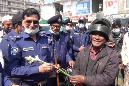 কাগজ ঠিক থাকলে ফুলেল শুভেচ্ছা, না থাকলে মামলা