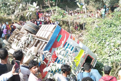 চাঁদপুরে যাত্রীবাহী বাস খাদে পড়ে দুই নারীর মৃত্যু
