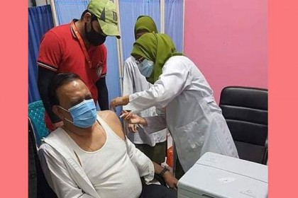 টিকা নিলেন বিএনপি নেতা ব্যারিস্টার মাহবুব উদ্দিন খোকন 

