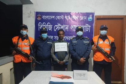 পাথরঘাটায় তক্ষকসহ আটক ১