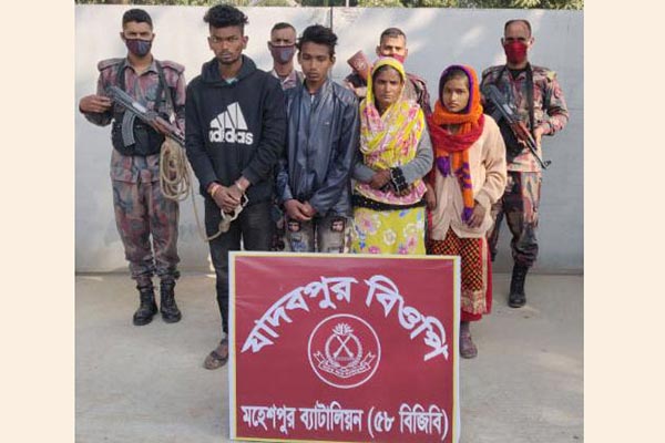 মহেশপুর সীমান্ত দিয়ে ভারতে যাওয়ার সময় ৪ জন আটক
