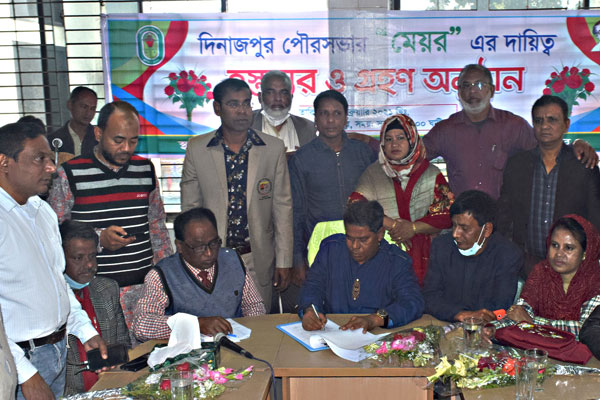 দিনাজপুরে পৌর মেয়রের দায়িত্ব
হস্তান্তর অনুষ্ঠান
