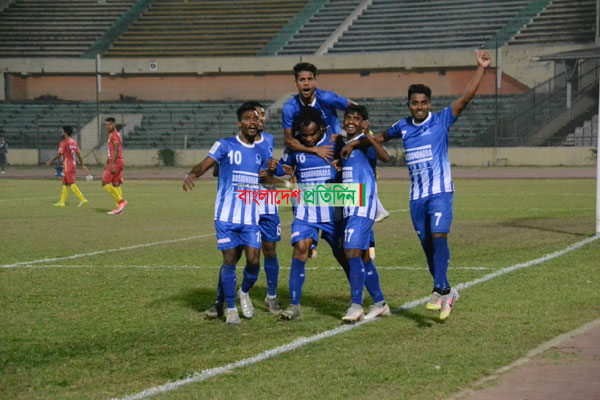 ওবি মোনেকের হ্যাটট্রিকে জয়ে ফিরল শেখ রাসেল 

