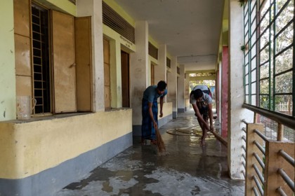 শিক্ষাপ্রতিষ্ঠান খোলার সংবাদে কালিয়াকৈরে পরিষ্কার-পরিচ্ছন্নতার কাজ শুরু