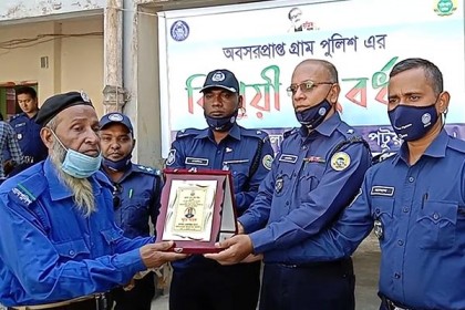 কলাপাড়ায় অবসরপ্রাপ্ত ২ জন গ্রাম পুলিশকে সংবর্ধনা