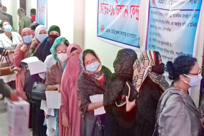 চট্টগ্রামে টিকা নিতে বাড়ছে ভিড়