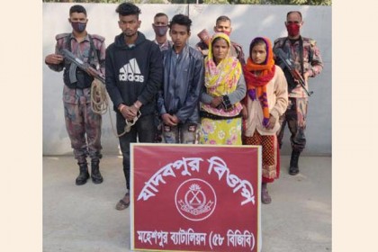 মহেশপুর সীমান্ত দিয়ে ভারতে যাওয়ার সময় ৪ জন আটক