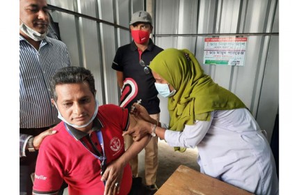 নোয়াখালীতে করোনার টিকা নিলেন গণমাধ্যমকর্মীরা 