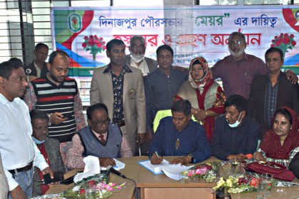 দিনাজপুরে পৌর মেয়রের দায়িত্ব
হস্তান্তর অনুষ্ঠান