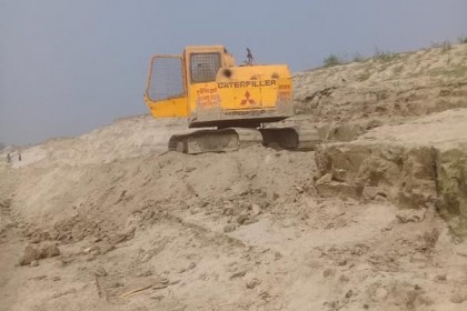 পদ্মায় অবৈধ বালু উত্তোলনে যুবলীগ নেতা, ভাঙন আতঙ্কে এলাকাবাসী