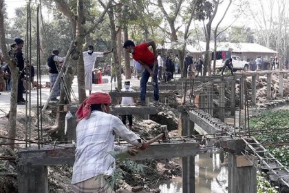 গৌরনদীতে অবৈধ স্থাপনা ভেঙে দিয়েছে প্রশাসন