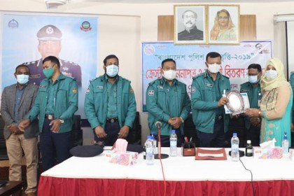 বরিশালে পুলিশ পরিবারের সন্তানদের মেধাবৃত্তি প্রদান