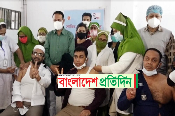 করোনার টিকা নিলেন খুলনা জেলা প্রশাসক