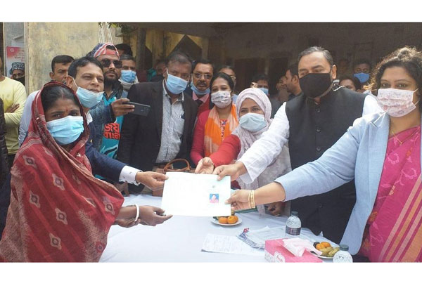 নাগরপুরে ভিক্ষুকদের কর্মসংস্থানের লক্ষে গাভী বিতরণ