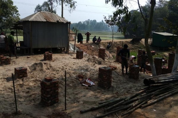 ঘোড়াঘাটে সরকারি জমিতে দোকান-ঘর নির্মাণের অভিযোগ