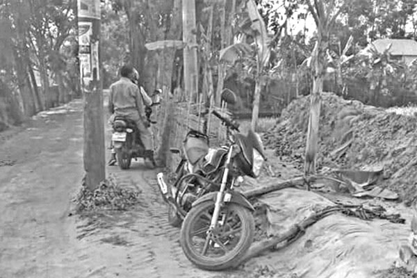 সড়কের মাঝে বিদ্যুতের খুঁটি