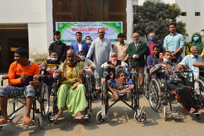 শারীরিক প্রতিবন্ধীদের হুইল চেয়ার প্রদান করলেন মেয়র লিটন