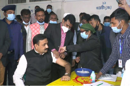 বরিশালে টিকা কেন্দ্রে উপচে পড়া ভিড়