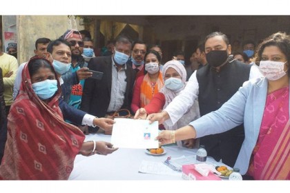 নাগরপুরে ভিক্ষুকদের কর্মসংস্থানের লক্ষে গাভী বিতরণ