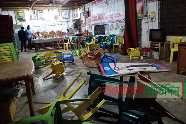 গলাচিপায় ছাত্রলীগের কমিটি ঘোষণাকে কেন্দ্র করে আওয়ামী লীগের অফিস ভাঙচুর